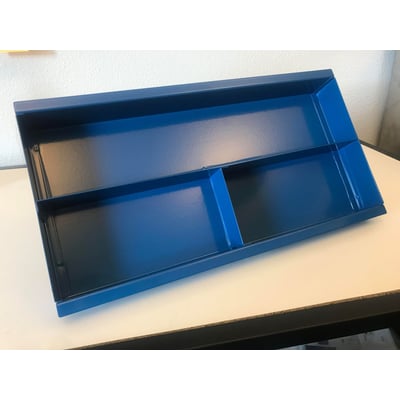 Handy Transportvogne Beka bakke i blå metal med tre rum, mål 370x175x40mm.