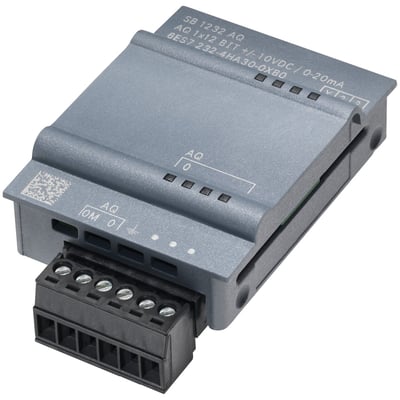 Siemens SIMATIC S7-1200 digitalt I/O-modul SB 1222 AQ 1x12 med terminalblok, set fra en vinkel på en hvid baggrund.