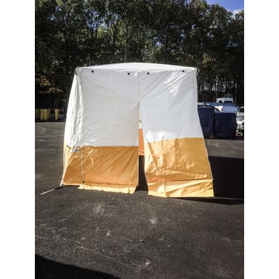 Arbejdstelt på 1,8 x 1,8 x 2,0 meter med hvid polyester dug og gul PVC-kant, opslået udendørs på asfalt.
