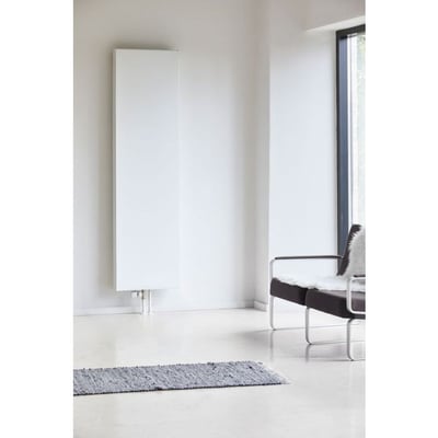 Stelrad Vertex Plan radiator H2200 T21 L400 i hvid RAL 9016, monteret på en hvid væg i et minimalistisk rum.
