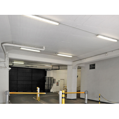 Dobbeltarmatur med Limea T8 LED-rør, 24 W og IP65, monteret i loftet i et parkeringsområde.