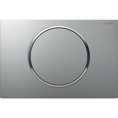 Geberit Sigma 10 betjeningsplade vist forfra, med en stor cirkulær trykknap omkranset af en blankforkromet ring på en matkrom overflade.