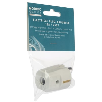 Nordic Quality hvidt vinklet stik med jord, 16A/250V, vist i klar plastemballage med blå baggrund.