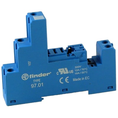 Blå Finder relæsokkel type 97.01 til 1-polet stikbensrelæ i serie 46.61, set skråt forfra.