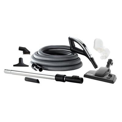 Nilfisk Wireless+ 12M slangesæt med teleskoprør, gulvmundstykke og tre små mundstykker.