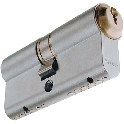 Assa Abloy indbygningscylinder 1620 i krom med specifikationen +0+5, vist skråt forfra.