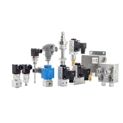 Samling af forskellige Danfoss tryktransmittere og sensorer, herunder MBS 3300, på en hvid baggrund.