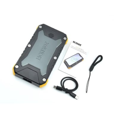 Ironside powerbank på 10.000 mAh i mørkegrå og sort med gule hjørner, vist med USB-C-kabel og håndledsrem.