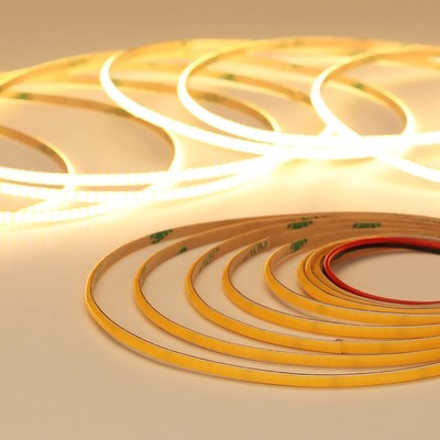 Nærbillede af LEDlife COB LED-strips med 360 LED/m, viser den tætte diodeplacering og klæbende bagside for nem montering.