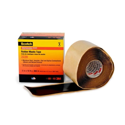Scotch 2228 gummimastiktape rulle af sort gummi, delvist udrullet ved siden af den gule og orange emballage med information om produktet.