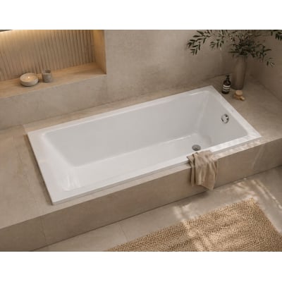 Hvidt, rektangulært COBA-indbygningsbadekar i sanitetsakryl, 170 x 70 cm, monteret i et beige badeværelse.