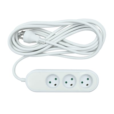 Nordic Quality 3-vejs stikdåse med jord, hvid, 5 meter kabel med stik, isoleret på hvid baggrund.
