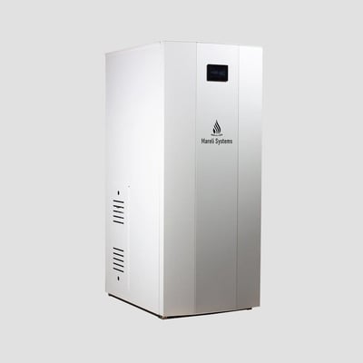 Mareli Systems Ecostar AUTO 12 kW træpillefyr i hvidt kabinet med Mareli Systems logo på grå baggrund.