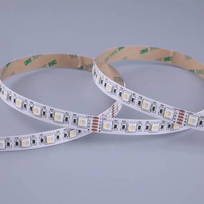 Ansell Lighting E-Cell Eco RGBW LED bånd på 50 meter med 3M tape og 24V tilslutning, vist på grå baggrund.