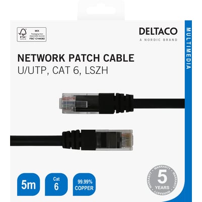 Emballage med sort Deltaco Cat6-netværkskabel på 5 meter, hvor begge gennemsigtige RJ45-stik vises.