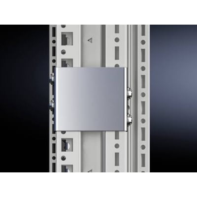 Rittal VX IT/TS udvendigt sammenbygningsbeslag monteret på skabsramme med synlige bolte og nitter for solid fastgørelse.