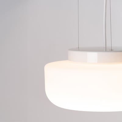 Ifö Electric Solenne Pendel 360 i hvid med mat opal glas og to E27 fatninger, viser den elegante lyskilde.