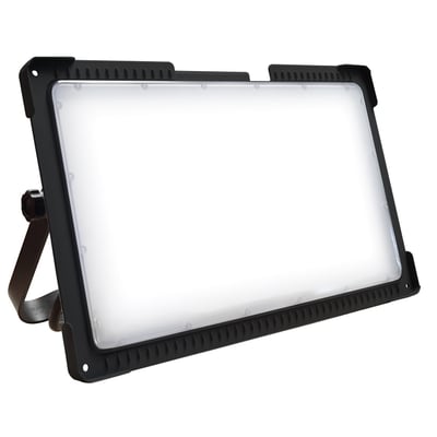 BE GreenLine arbejdslampe Recycle set forfra, med stor diffus lysflade og kraftig sort ramme på hvid baggrund.