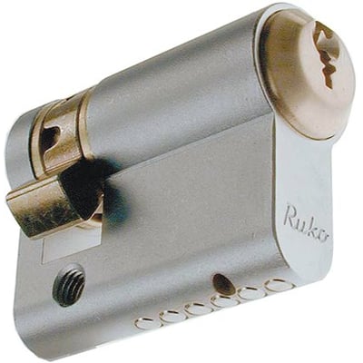 Assa Abloy indbygningscylinder RD1600 + 10 rsl i sølvfarve, set skråt forfra med nøglehul og låsetap.