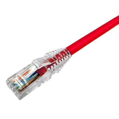 CommScope patchkabel KAT.6 U/UTP LSZH 2,5m i rød. Visuelt fokus på den gennemsigtige RJ45-stik med synlige farvede ledere og den røde kabelkappe.
