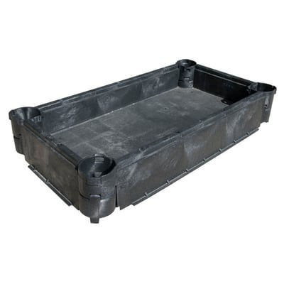 Vinklet billede af Melbye FF9045 bundsektion til kabelbrønd, viser dens rektangulære form og indre detaljer samt hjørneindføringer.