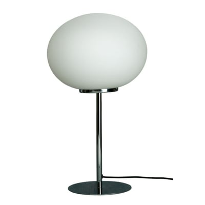 Dyberg Larsen Queen bordlampe i krom med rund opal skærm og stilrent design på hvid baggrund.