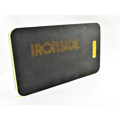 Sort Ironside knæpude på 49 x 30 x 3,2 cm med gul kant, bærehåndtag og synligt logo.