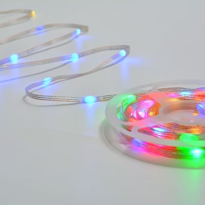 5 meter RGBIC LED lyskæde med klar ledning og blå lys, en del er rullet op på en klar spole.