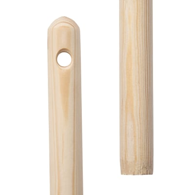 To tredjedele af et 130 cm træskaft i ulakeret fyrretræ, ø23 mm, med konisk spids og ophængshul i den ene ende.