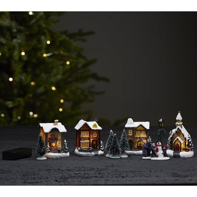 Star Trading Birmingham julelandsby med 4 LED-huse og figurer, belyst med varmt hvidt lys og dækket af sne.