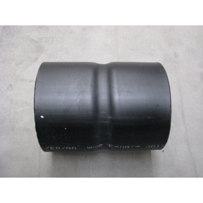 Salling Plast samlemuffe til 160 mm rør, fremstillet af sort plast med trykt information på siden.