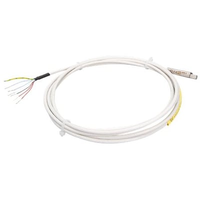 Ebeco PT-100-føler, model ELTF-PTEX.4 ATEX, med hvidt kabel i løkke, synlige ledninger og metalføler i enden.