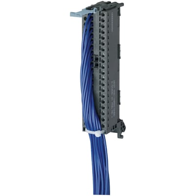 Siemens S7-1500 frontstik med 20 ledere, H05Z-K halogenfri, 6,5m. Viser skrue-terminalerne og et bundt blå kabler.