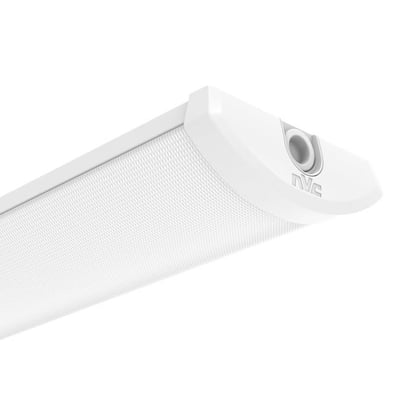 Hvidt Cornell Lite LED-armatur fra NVC Lighting på 1506 mm, vist skråt med den teksturerede lysflade.