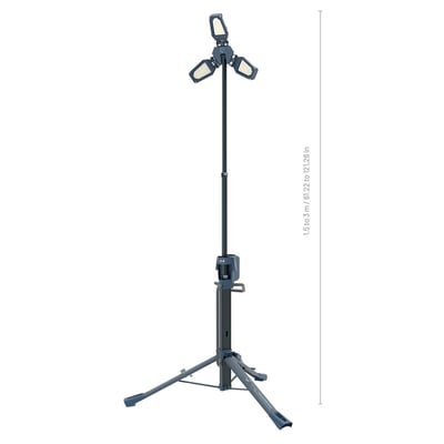 Scangrip Tower 12 Connect LED-arbejdslampe med tre lygtehoveder på et højt, udfoldet stativ, justerbart fra 1,5 til 3 meter.