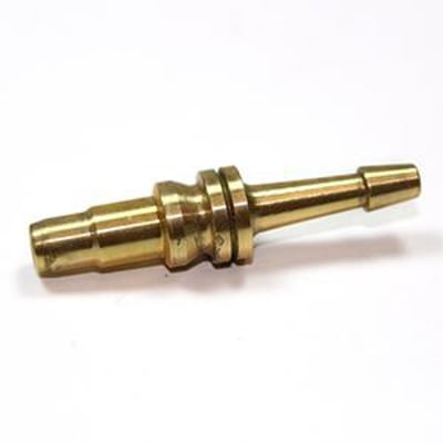Aga slangestuds 4,8mm i messing til lynkobling, rød farvekode for acetylengas, monteret på hvid baggrund.