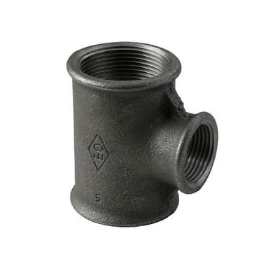 Sort T-stykke i blødstøbt materiale med udvendige og indvendige gevind, overholder ISO 49-DS/EN 10242 standarden.