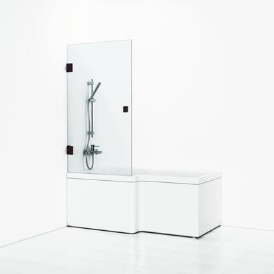 Svedbergs sort svingdør til badekar, 81 x 140 cm, monteret ved et badekar med klart glas og sorte beslag.