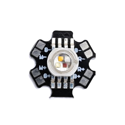 4x3 W high power RGBW LED-modul med fire lysdioder under en rund linse på et sort kredsløbskort.