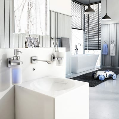 Smedbo house vægmonteret tandglas i krom med en blank krom holder og materet glas, vist i et moderne badeværelsesmiljø.