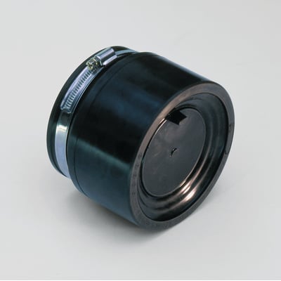 Sort 50 mm Con-fix kobling med rustfrit spændebånd og indbygget EPDM-gummimanchet på en lys baggrund.