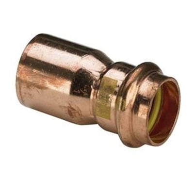 Detalje af Viega Profipress G reduktion, der viser de to forskellige rørdimensioner på 35mm og 22mm i kobber.