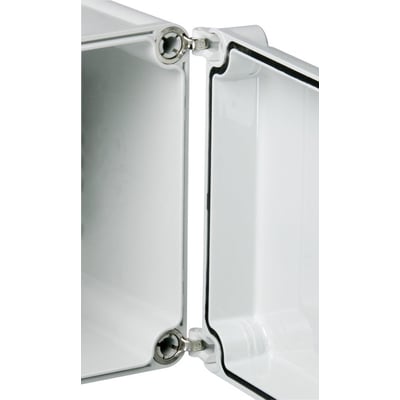 Close-up af Fibox hængsel FSH på et hvidt vægskab, der viser forbindelsen mellem låg og bund.