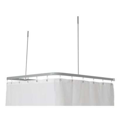 Van Der P Profil2001 badeforhængsstang i sølvfarvet metal med hvidt badeforhæng hængende i glidere.