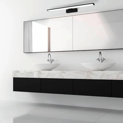 EGLO Pandella 1 væglampe i sort, 600mm, viser lyset over et moderne badeværelsesmøbel med to håndvaske og spejl.