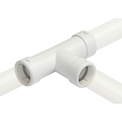 T-rør i hvid plast med en diameter på 32 mm til forgrening af VVS-rørføringer, vist på hvid baggrund.