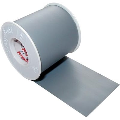 Grå Coroplast tape af PVC på rulle med et stykke trukket ud; tapen er 50 mm bred og 10 meter lang.