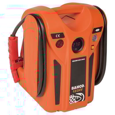 Bahco 12/24V AGM booster med 2400/1200A startstrøm, vist fremadrettet med voltmeter og kobling på en hvid baggrund.