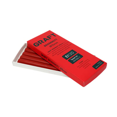 Emballagen til GRAFT® FR brandkit til Ø15 mm rør, 5 × 20 cm, med røde brandkitdele synlige i den åbne æske.