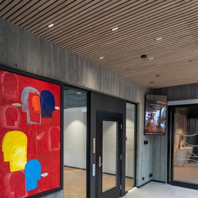 SLC Pixel X5 LED downlights monteret i et moderne loft med trælameller og betonvægge, som giver en stilfuld belysning.